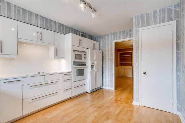 Foto del edificio - 6115 Averill Way