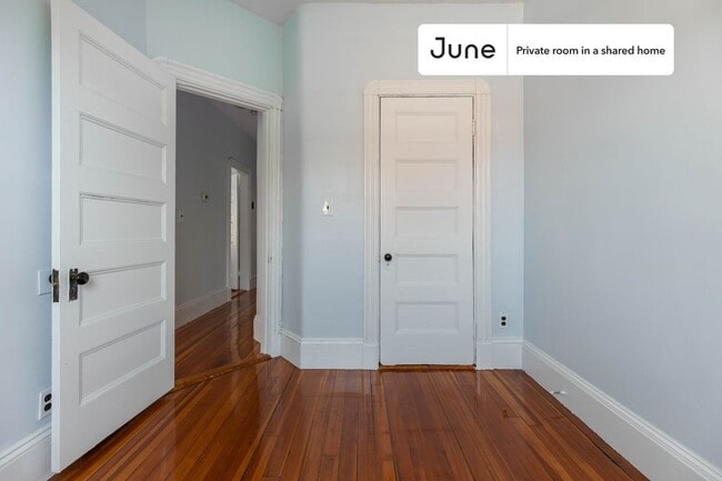 Building Photo - Private bedroom in 5 bed/1 bath Home