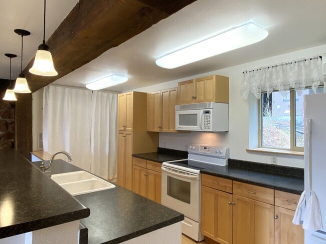 Building Photo - Cabin in Woods with Shop