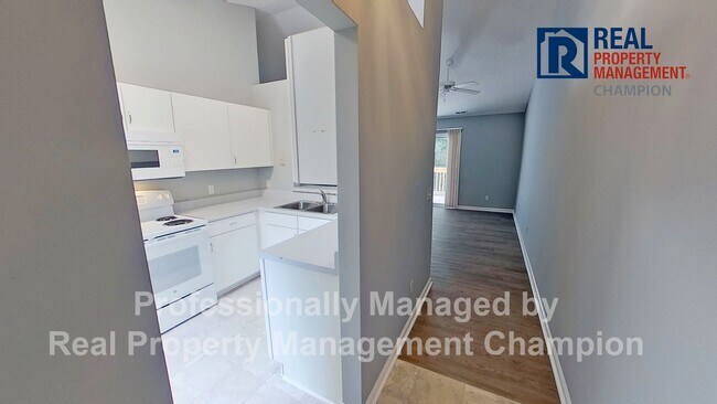 Foto del edificio - 3 BD/2 BA Upper Unit Condo in Hawthorne Park
