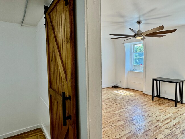 Foto del edificio - 818 Grand St