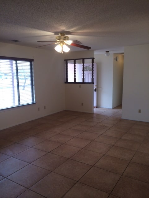 Building Photo - 3 BEDROOM HOME IN APPLE VALLEY