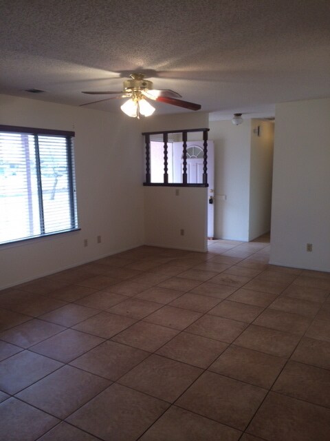 Foto del edificio - 3 BEDROOM HOME IN APPLE VALLEY