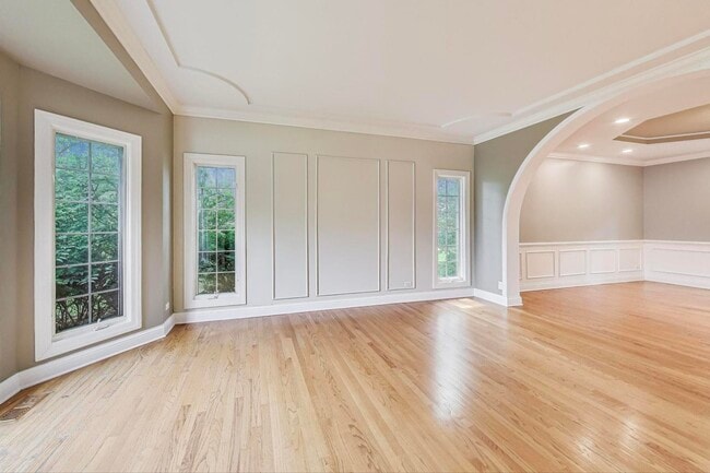 Building Photo - 107 W 59th St