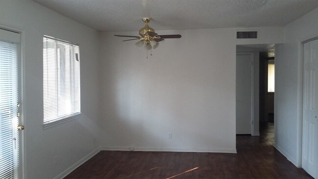 Building Photo - 324 Lake Meadows Dr