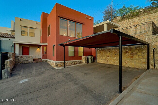 Foto del edificio - 4016 Camelot Heights Dr