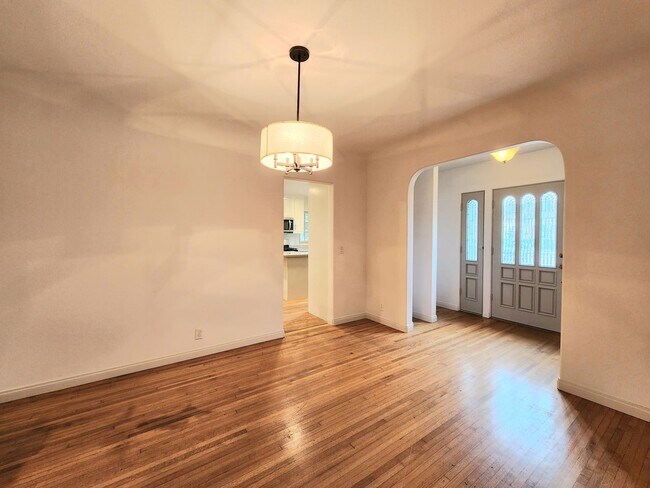 Building Photo - Surf City Style Living at its Finest!