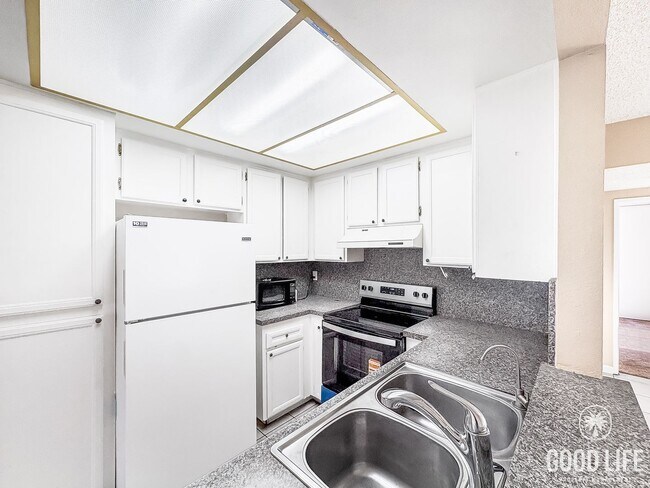 Foto del edificio - Great 2B/2BA Townhome in Escondido w/ AC, ...