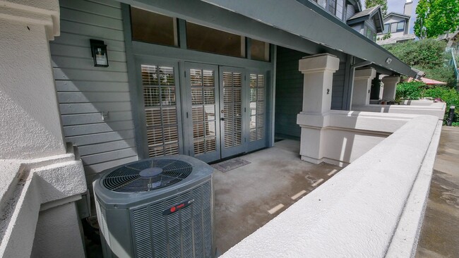 Building Photo - Modern University City Townhome w/ Granite Counters, Stainless Appliances & Prime Central San Die...