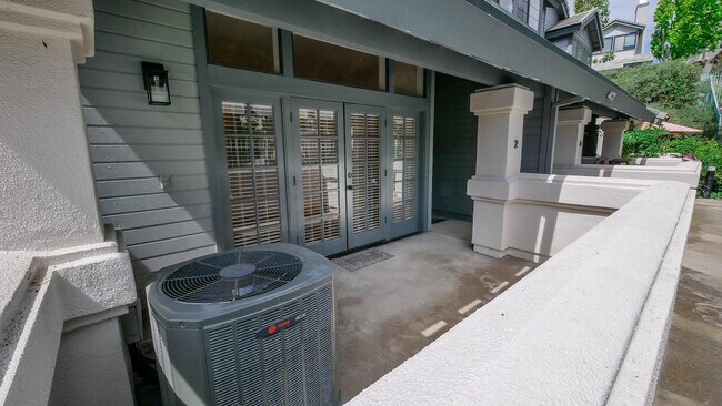 Foto del edificio - Modern University City Townhome w/ Granite Counters, Stainless Appliances & Prime Central San Die...