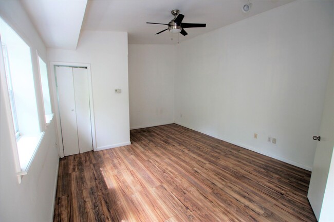 Building Photo - Spacious studio with deck available in NoLibs starting March 1st