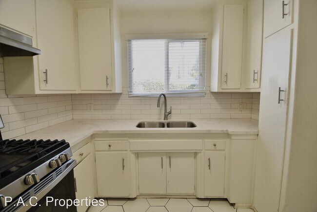 Building Photo - 2 br, 2 bath Apartment - 5852 Hazeltine Av...