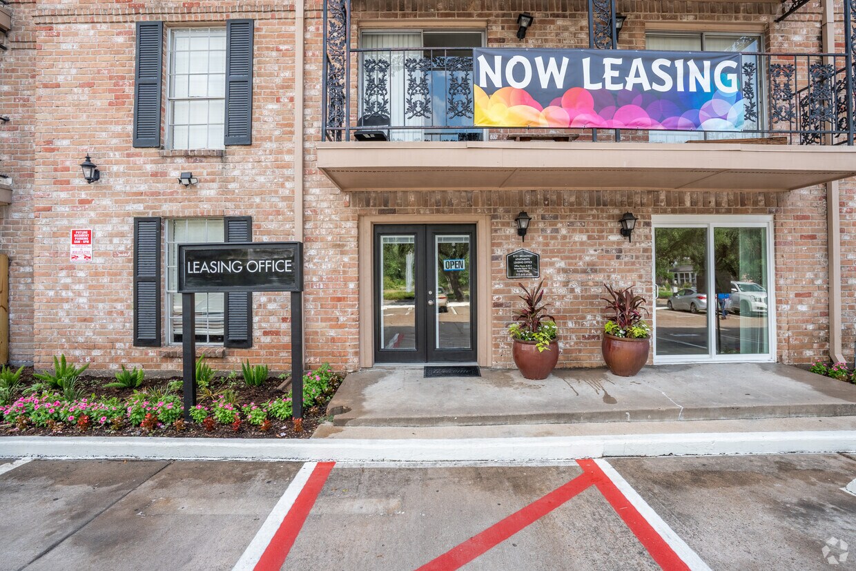 Foto principal - 8751 Broadway
