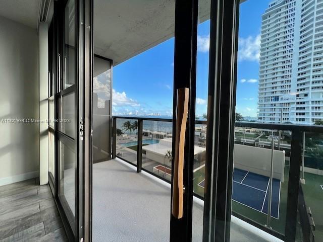 Foto del edificio - 600 NE 36th St