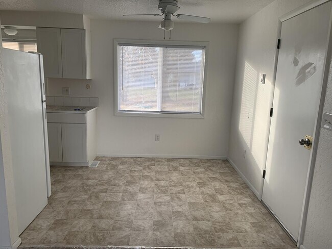 Building Photo - 1015 Lupine Pl