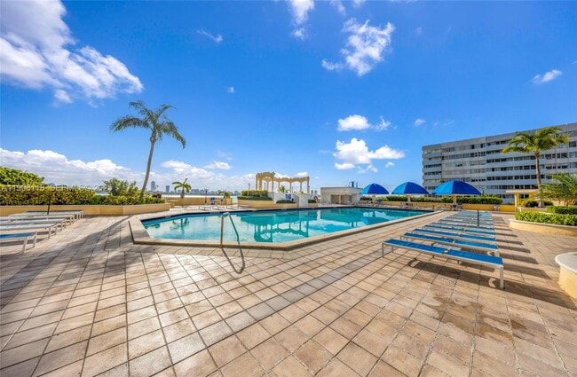 Building Photo - 7601 E Treasure Dr