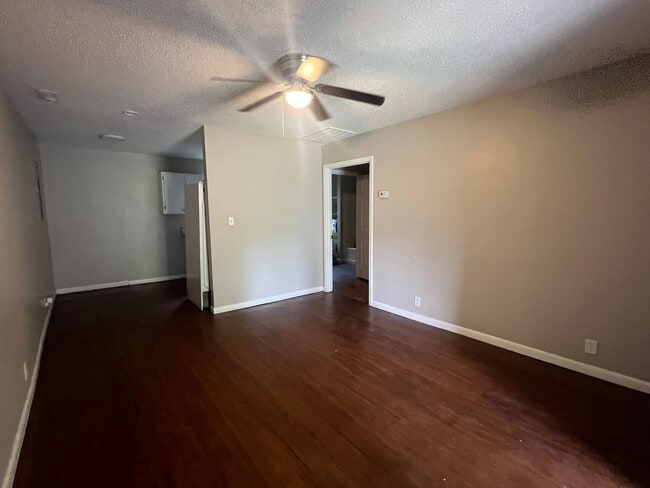 Building Photo - 2 bed 1 bath duplex