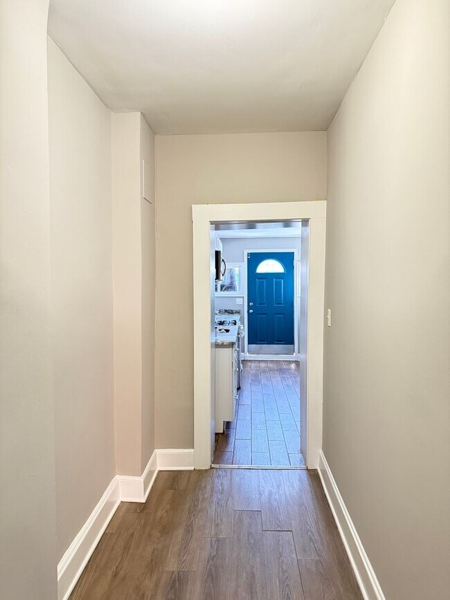 Foto del edificio - Spacious 4BR Rowhome Near Ellwood Park, Washer/Dryer Included