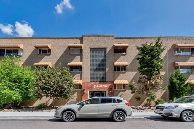 Building Photo - Large Two Bed / One bath in great Art deco building near Washington park.