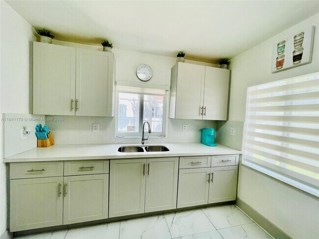 Foto del edificio - 737 NW 41st St