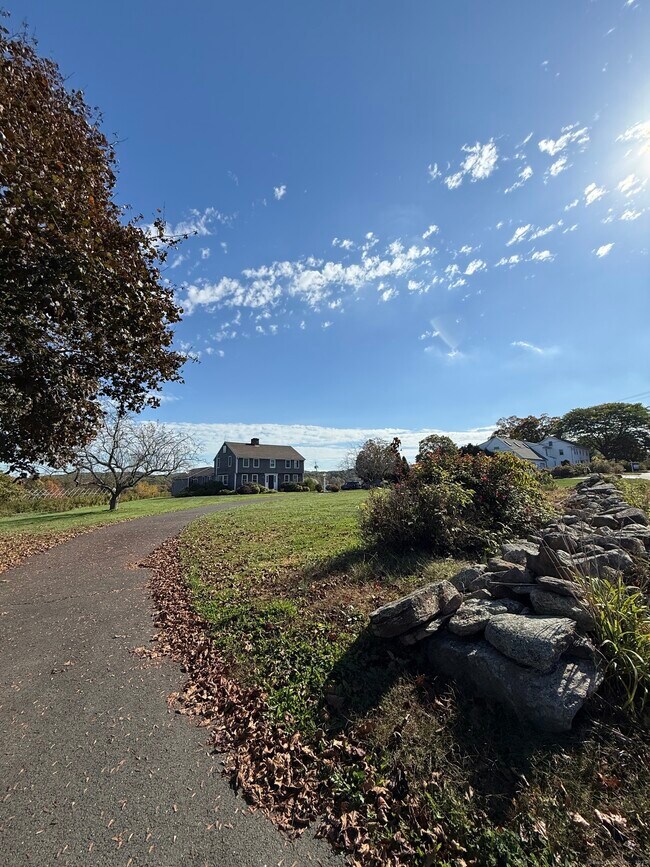 Foto del edificio - 295 Matson Hill Rd