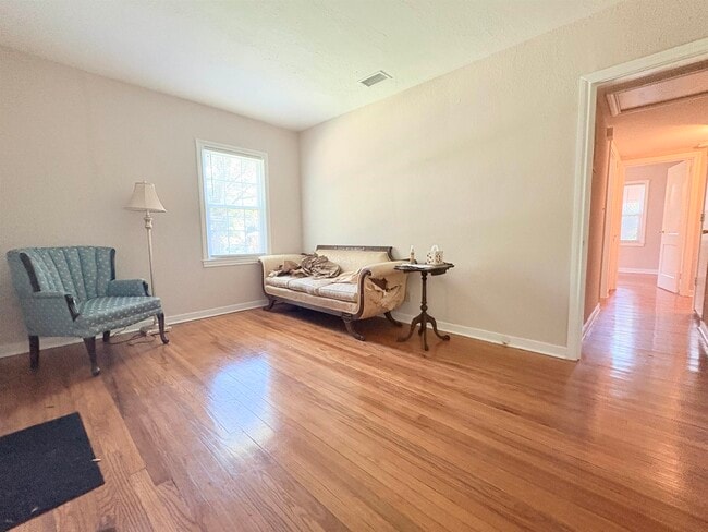 Building Photo - 606 Collins Dr