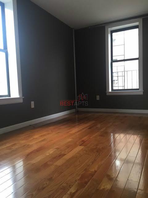 Building Photo - 215 E 76th St