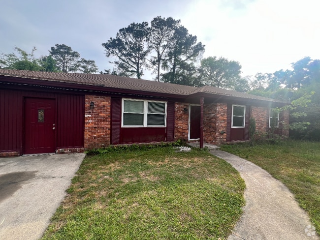 Building Photo - 17 Greenbriar Dr