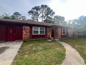Building Photo - 17 Greenbriar Dr