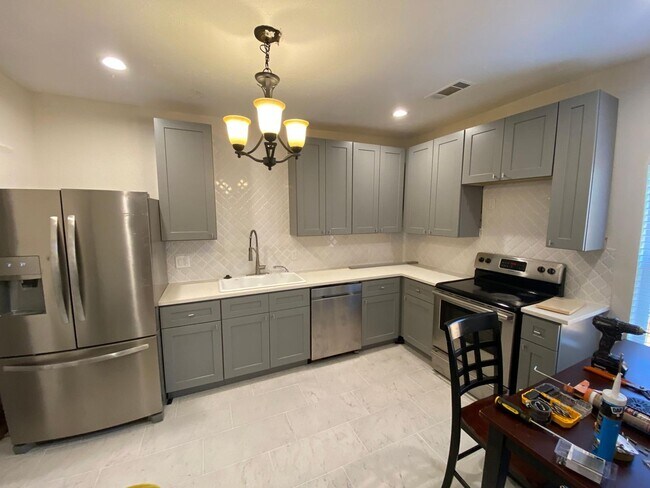 Building Photo - Recently renovated Mount Auburn home