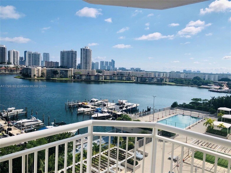 Foto principal - 18071 Biscayne Blvd