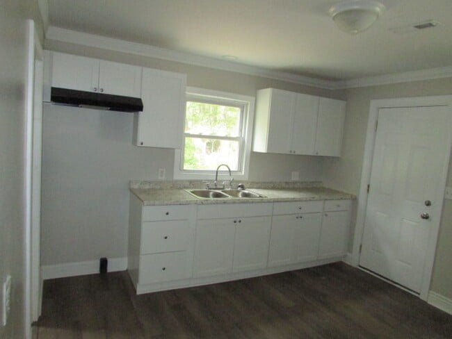 Building Photo - Updated Home