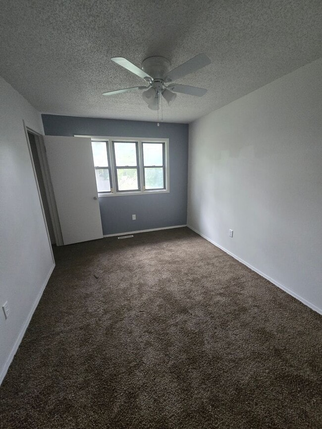 Building Photo - 3 bed 1 bath with partially finished basement & fully fenced in yard