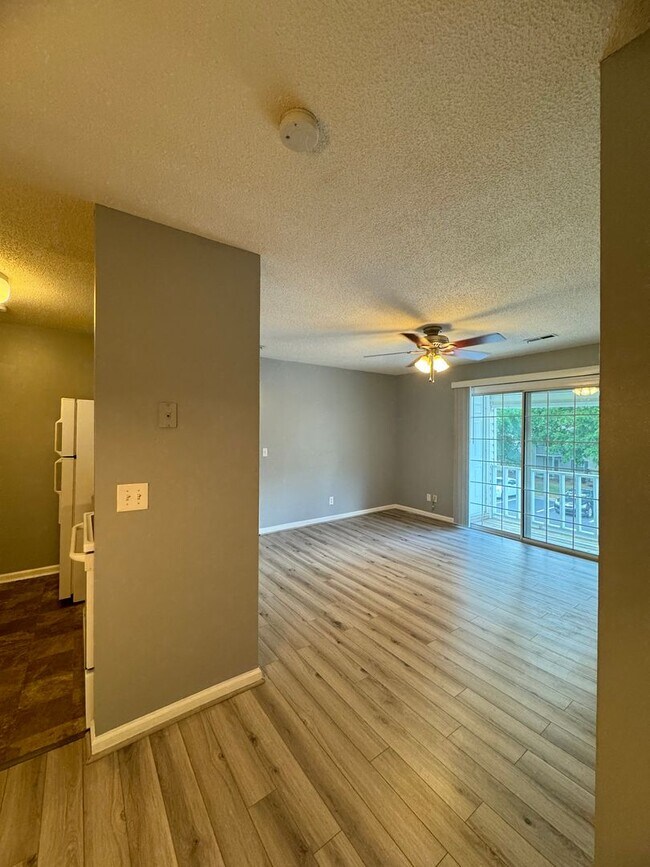 Building Photo - 2Bedroom Condo in Greensboro