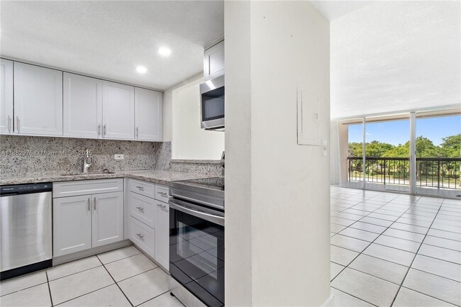 Building Photo - 10425 SW 112th Ave