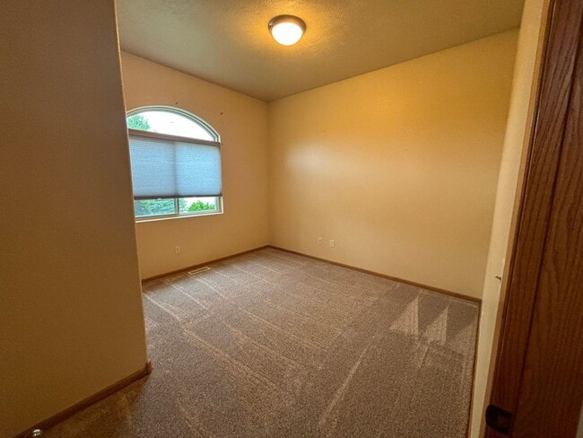 Building Photo - 4 BED | 3 BATH | TOWNHOME | BOX ELDER