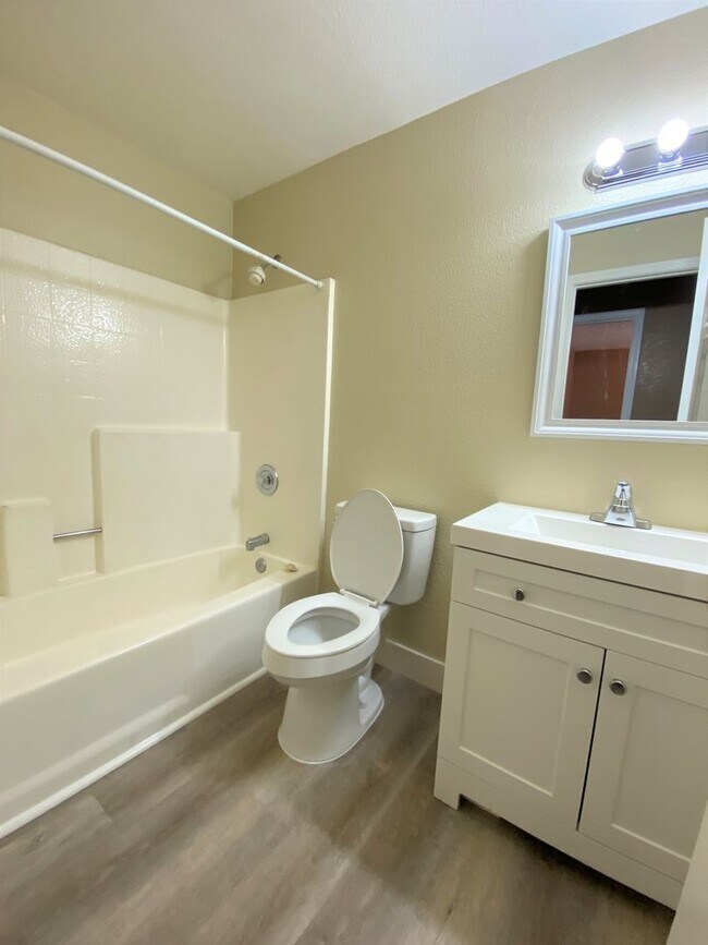 Building Photo - 3-bed, 2-bath, 2-car.  convenient location