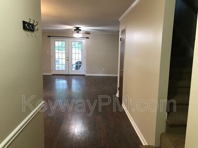 Foto del edificio - 2412 Deodara Dr