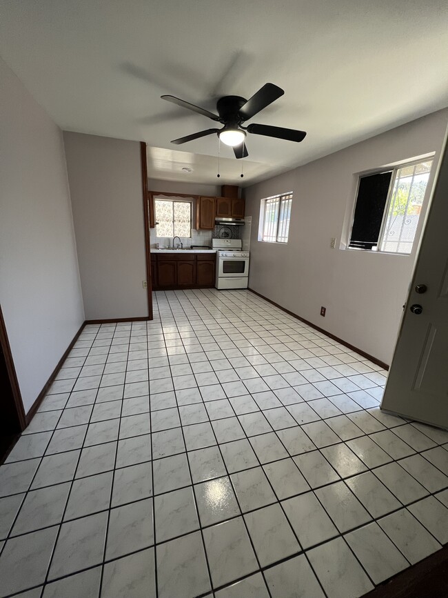 Building Photo - 126 W 71st St