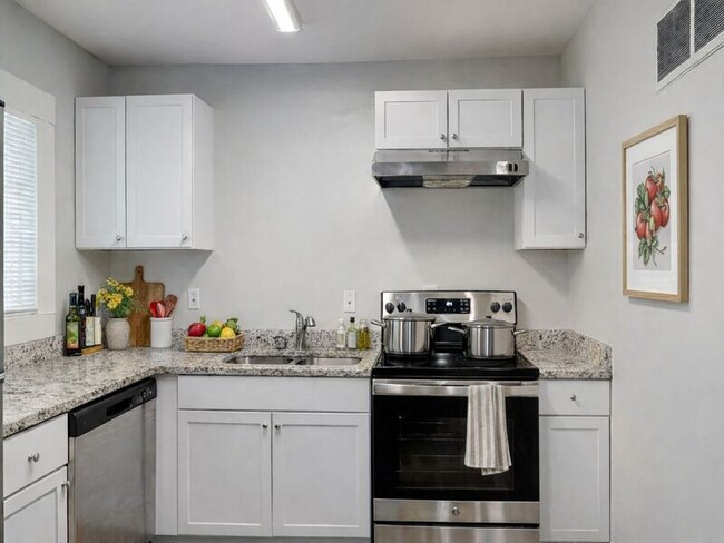 Building Photo - 6104 E 148th St