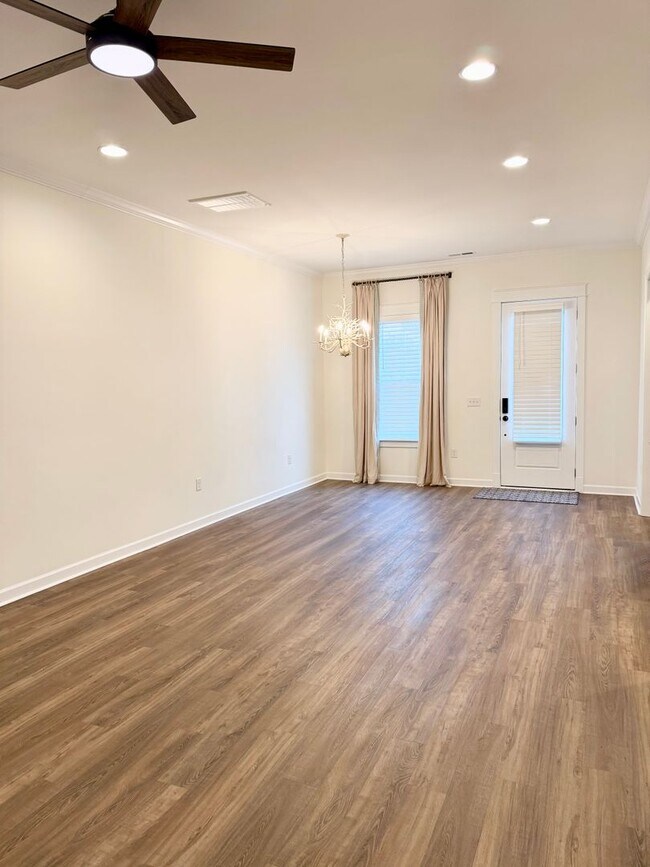 Foto del edificio - Upscale Townhome in Market Common! MOVE-IN READY!