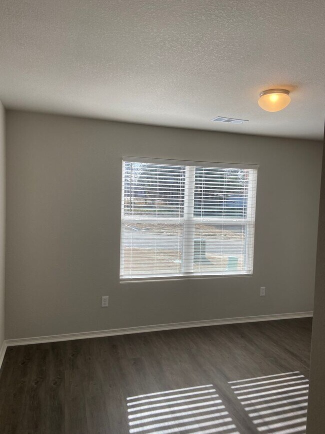 Foto del edificio - Pre-Leasing Now: Comfortable 3-Bedroom, 2-Bath Duplex in Fairview Haven