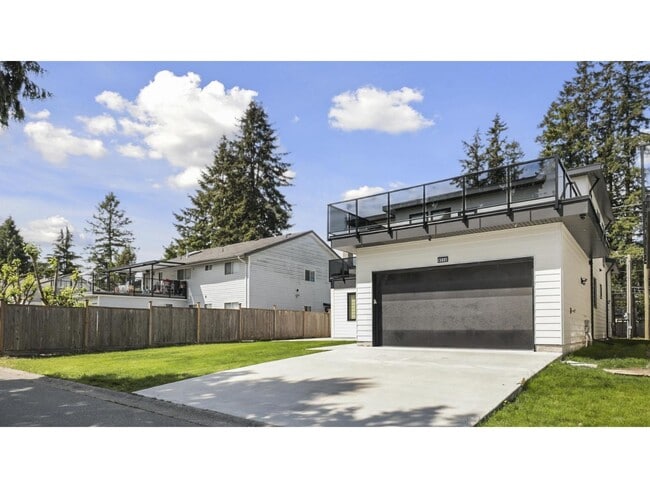 Building Photo - 9112-9156 156 St
