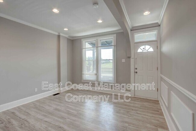 Building Photo - 1605 N Warwick Ave