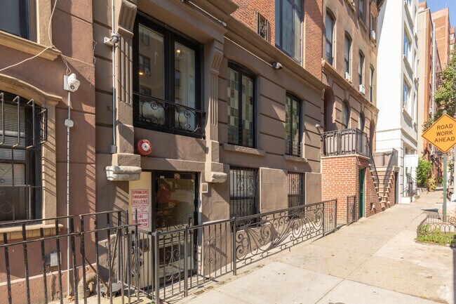 Building Photo - 210 E 35th St