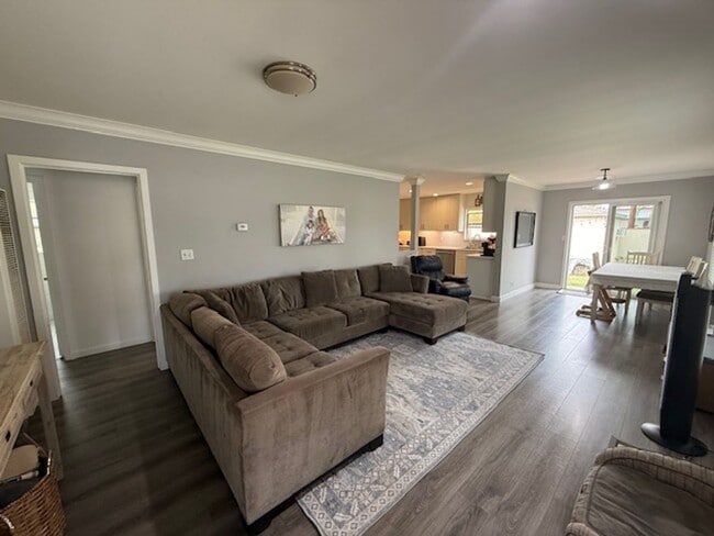 Building Photo - SPACIOUS 3 BEDROOM / 1.5 BATH HOME IN LOS ...