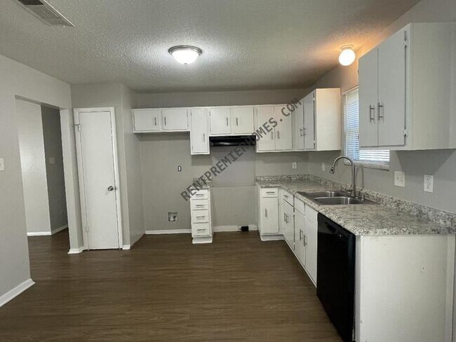 Foto del edificio - 7218 Stevenson Dr