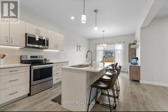 Photo du bâtiment - 98 Rowe Ave