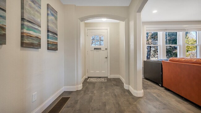 Foto del edificio - 6006 Westminster Pl