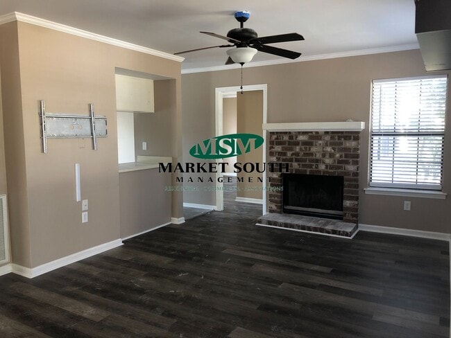 Building Photo - LARGE FENCED YARD IN POOLER!
